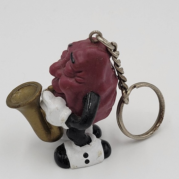 California 1987 Vintage Raisin Saxophone Player Keychain - Picture 4 of 5